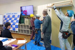 電気工事士が新潟県央工で作業実演をまじえて授業