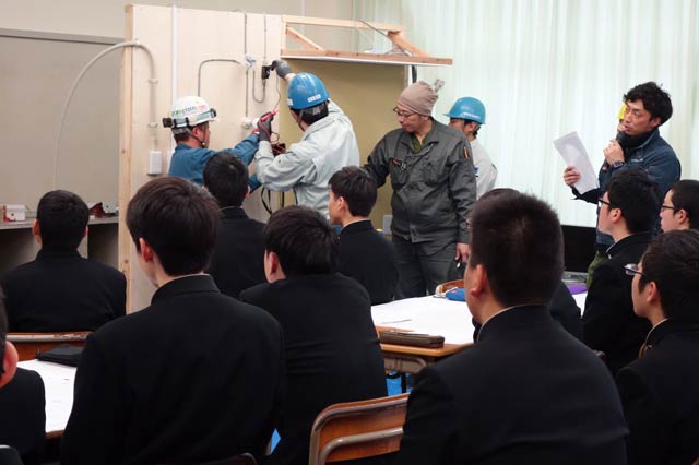新潟県電気工事工業組合三条支部青年部が新潟県央工業高校で授業