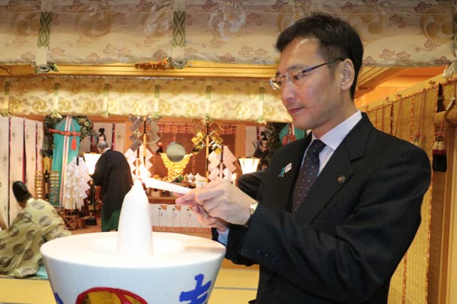 点火する国定三条市長