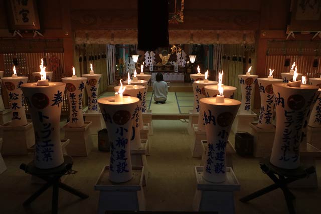 午後9時には早くも静寂が訪れ始めた八幡宮拝殿