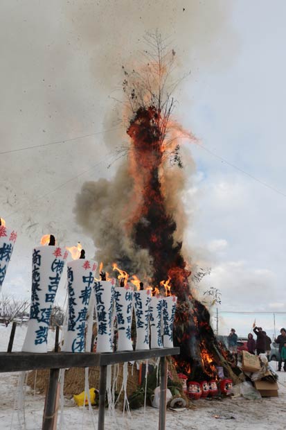 真っすぐ煙を上げて炎に包まれる塞の神