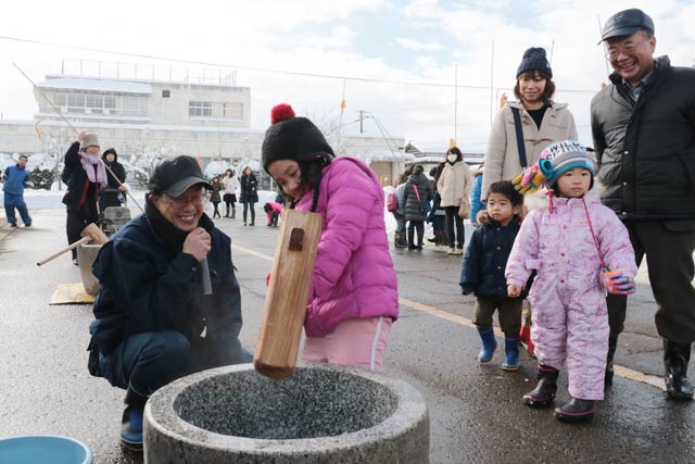 塞の神の点火の前にもちつきを行ってふるまい