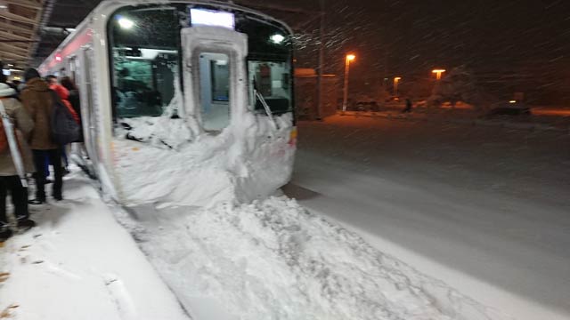 東三条駅入線時にこれだけの雪を押して来てました