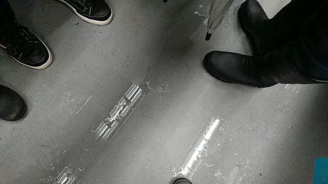 床は雪水でびしょびしょ。とても座れる状況ではありません…