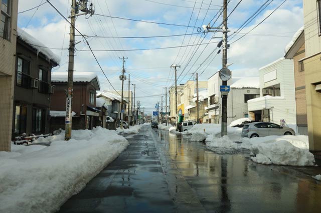 消雪パイプがあっても路肩に残った雪で幅員が狭くなっている一ノ門付近