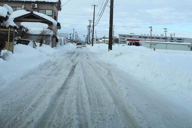 雪がざらめ状になった新保地内の道路