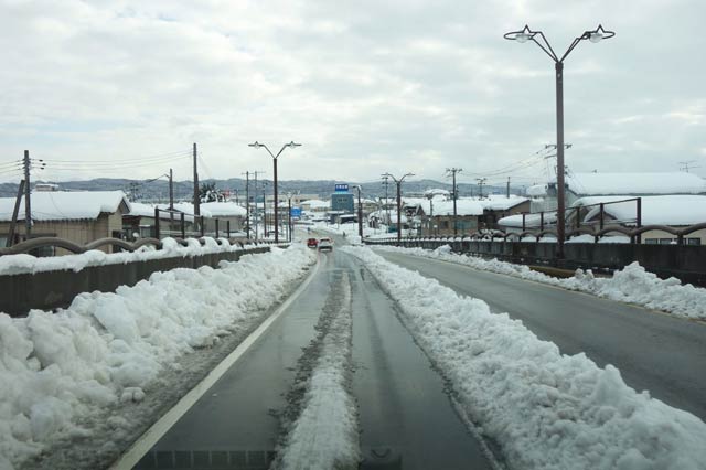 昭栄大橋は道路の真ん中に中央分離帯のように雪が残る