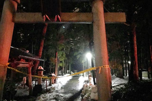 規制線が張られた三十番神堂前の鳥居