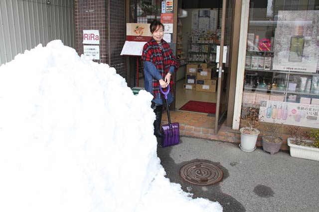 道路側から見るとただの除雪してできた雪山