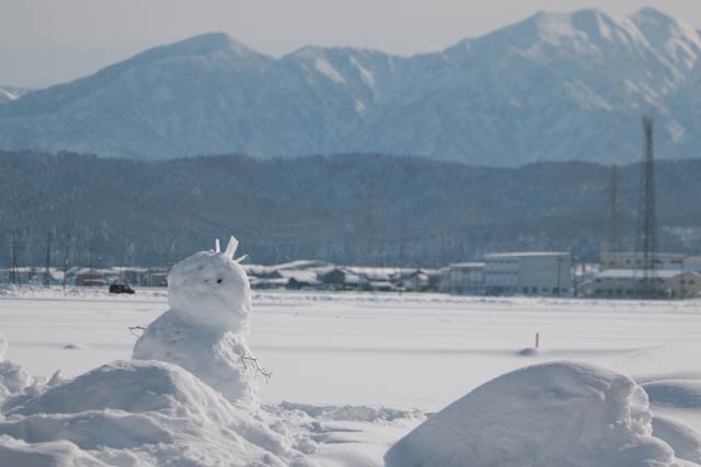 三条市栗林地内にあった雪だるま