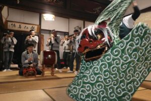 旧庄屋佐藤家の正月行事で獅子舞やまゆ玉飾り