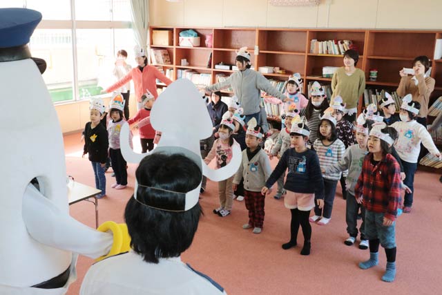 「いかのおすしダンス」を踊る燕北幼稚園の園児