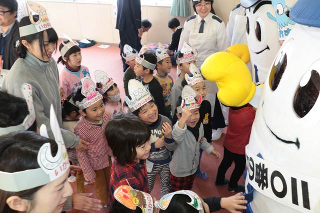 ひかるくんとひかりちゃんは園児に大人気