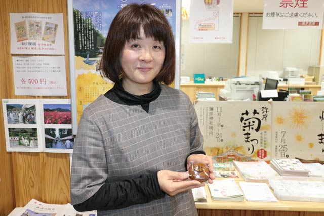 1月のプレミアムフライデーの26日に観光客に温泉まんじゅう1個をプレゼントする弥彦観光案内所