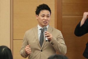 燕市のスポーツ指導者講習会で講演する元スピードスケート選手の清水宏保さん