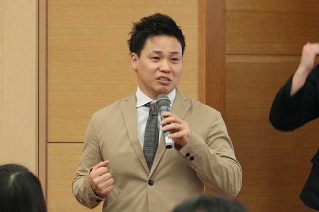 燕市のスポーツ指導者講習会で講演する元スピードスケート選手の清水宏保さん