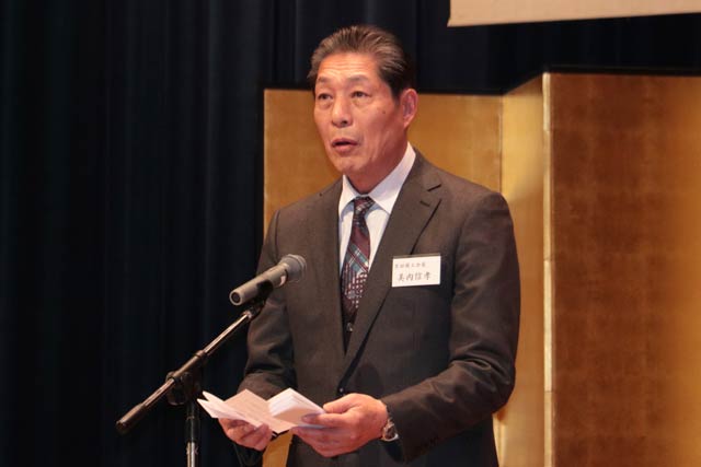あいさつする吉田商工会の美内会長
