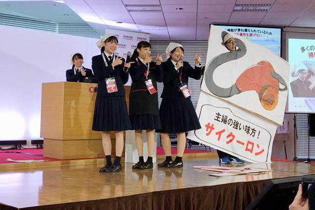 優勝チームのプレゼンテーションのようす
