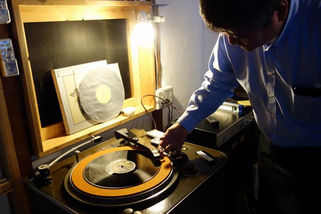 レコードに針を落とすオーナー