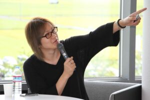 2016年8月に燕ジョイ活動部で講演したときの若新雄純さん
