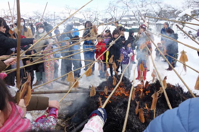 西鱈田小で行われたさいの神まつり