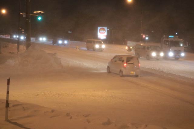 「直江(一)」交差点付近で地吹雪で景色がかすむ