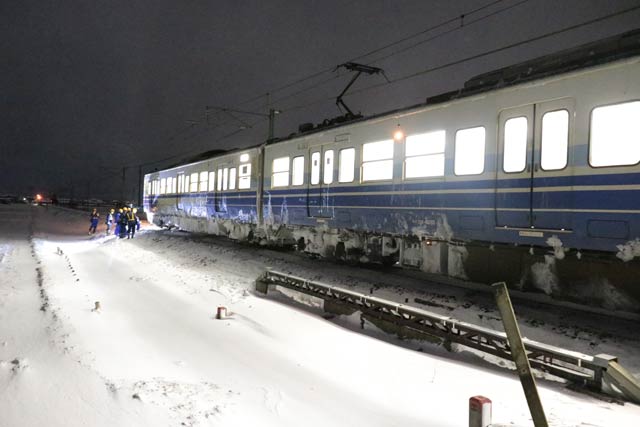 踏切から約200メートル先で停車した列車