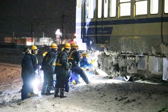 踏切から約200メートル先で停車した列車