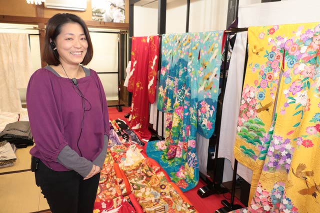 「弥彦の和婚」見学相談会の企画を進めるやなぎだ写真館の柳田久美さんが衣装展示作業中の会場で