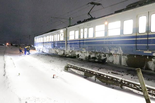 踏切から約200メートル先で停車した列車