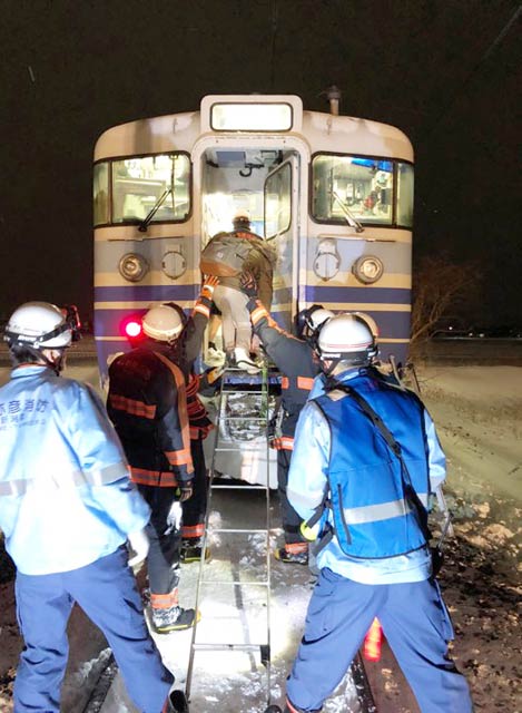 停車した列車から降りる（乗客撮影）