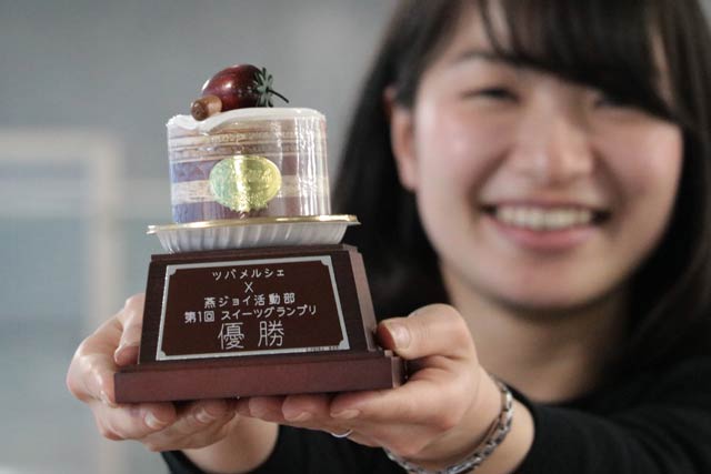 スイーツグランプリのスイーツ型木製オルゴールのトロフィー