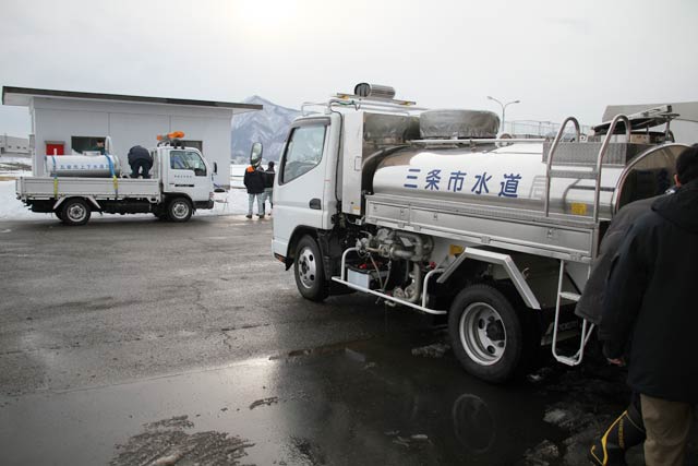 巻浄水場に到着した三条市水道局の給水車