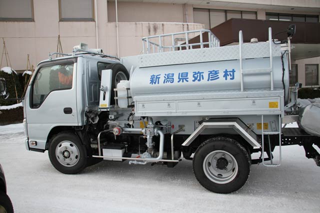弥彦村の給水車