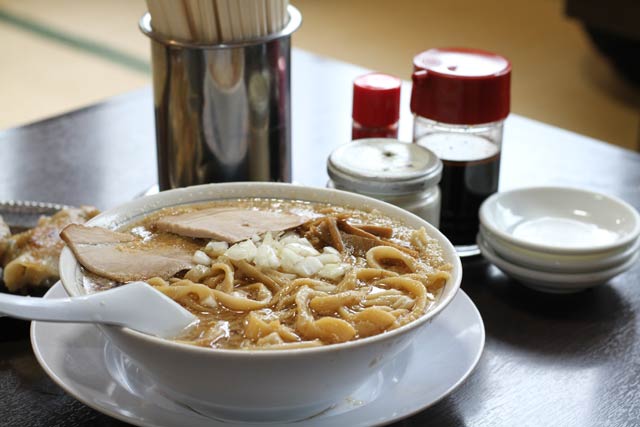 県外からもラーメンファンを集める杭州飯店の「背脂ラーメン」