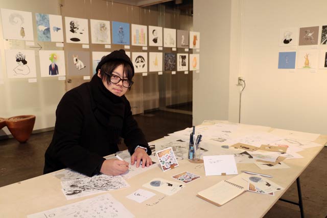 三条ものづくり学校で開かれている「401のらくがき展」会場でメンバーのひとりシマダマサノリさん