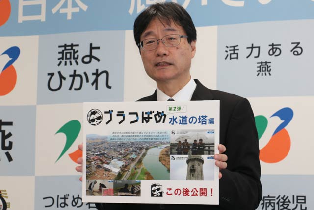 記者会見する鈴木市長