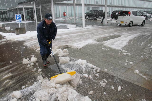 燕市役所の駐車場入り口で圧雪はぎ