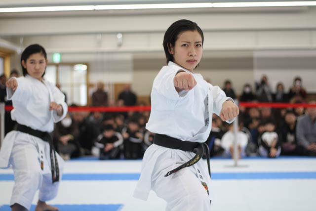 山梨学院大空手道部の渡辺ほのか選手(右)、馬場ひかる選手