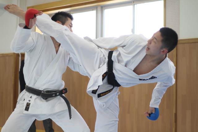 燕市出身の日大空手部卒・永田大貴選手と国士舘大空手道部の酒井大輔選手