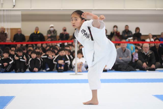天才空手少女、高野万優さんの演武