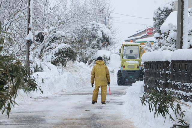 31日朝から燕市で行われた全市一斉除雪