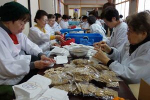 福豆の袋詰めを行う本成寺婦人会