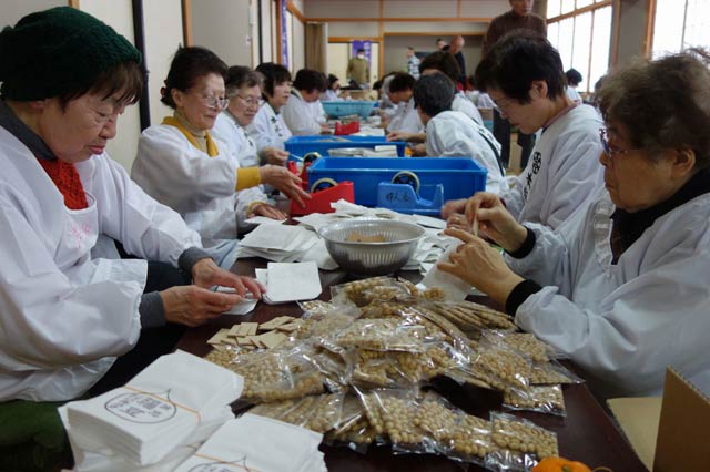 福豆の袋詰めを行う本成寺婦人会
