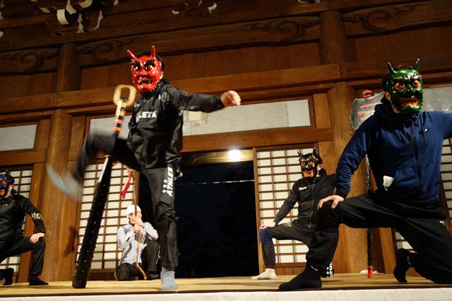 本成寺本堂で練習を重ねる本成寺鬼踊り奉賛会