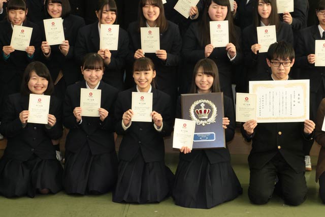 前列が優勝したチームハピネスのメンバーで左から土屋さん、高野さん、金子さん、鈴木さん、山口さん