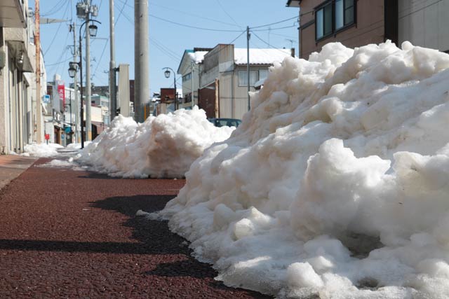 歩道に積み上げられた雪