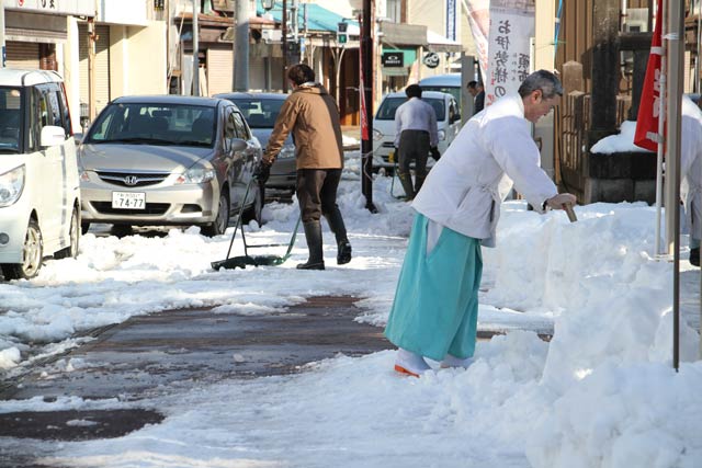 燕市サンロード宮町商店街で午後から商店主らが総出で雪消し作業