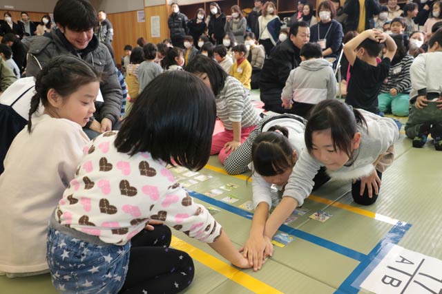 第5回つばめっ子かるた大会の熱戦