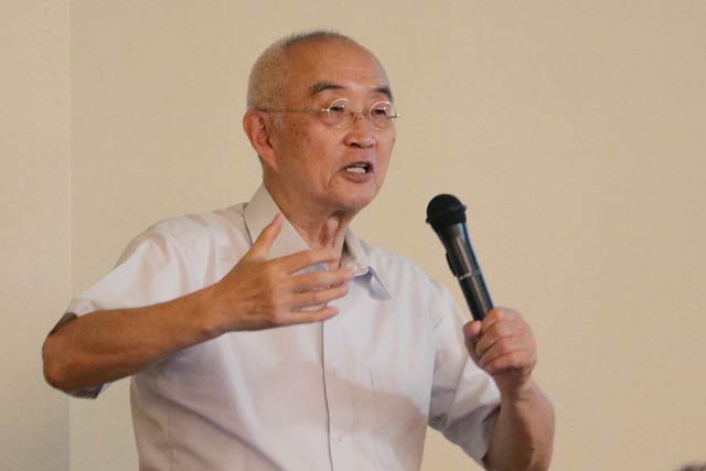  三条市国際交流協会の記念講演会で講演する月尾氏